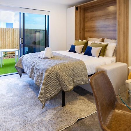 Downtown Comfort: Modern Studio With Backyard Christchurch Esterno foto