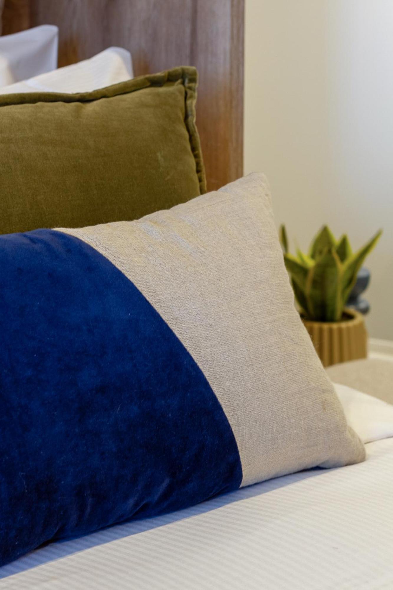 Downtown Comfort: Modern Studio With Backyard Christchurch Esterno foto