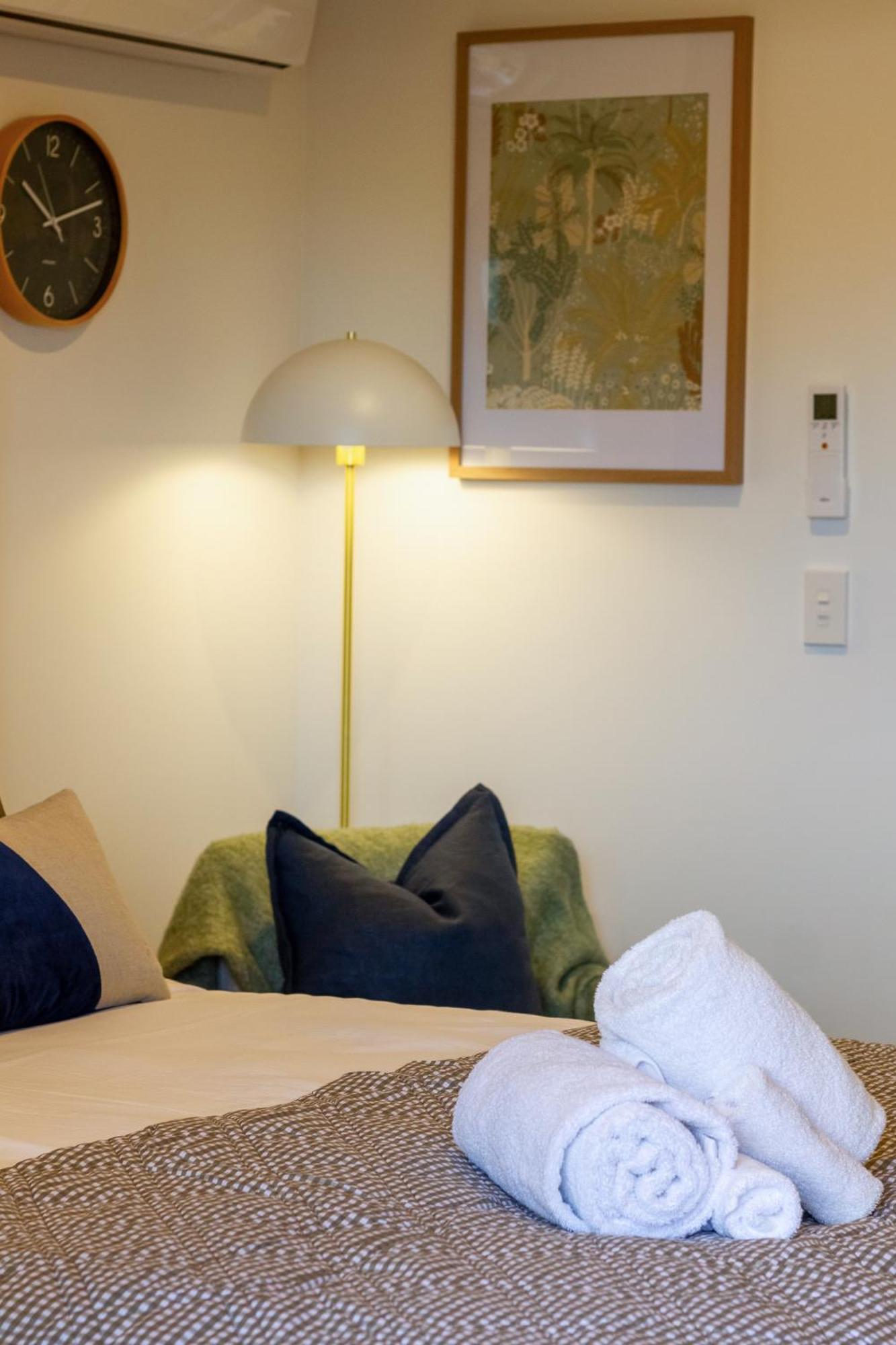 Downtown Comfort: Modern Studio With Backyard Christchurch Esterno foto