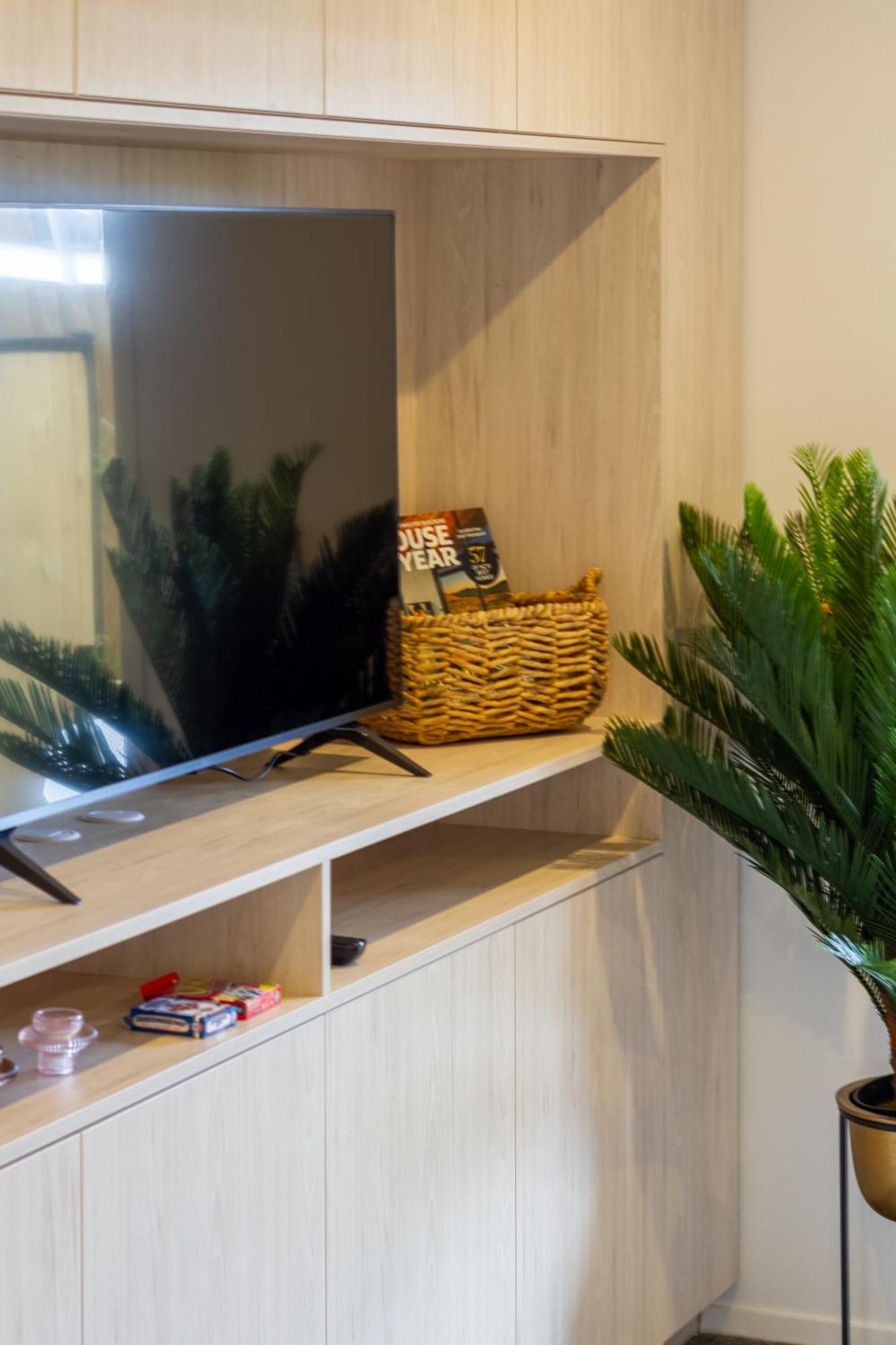 Downtown Comfort: Modern Studio With Backyard Christchurch Esterno foto