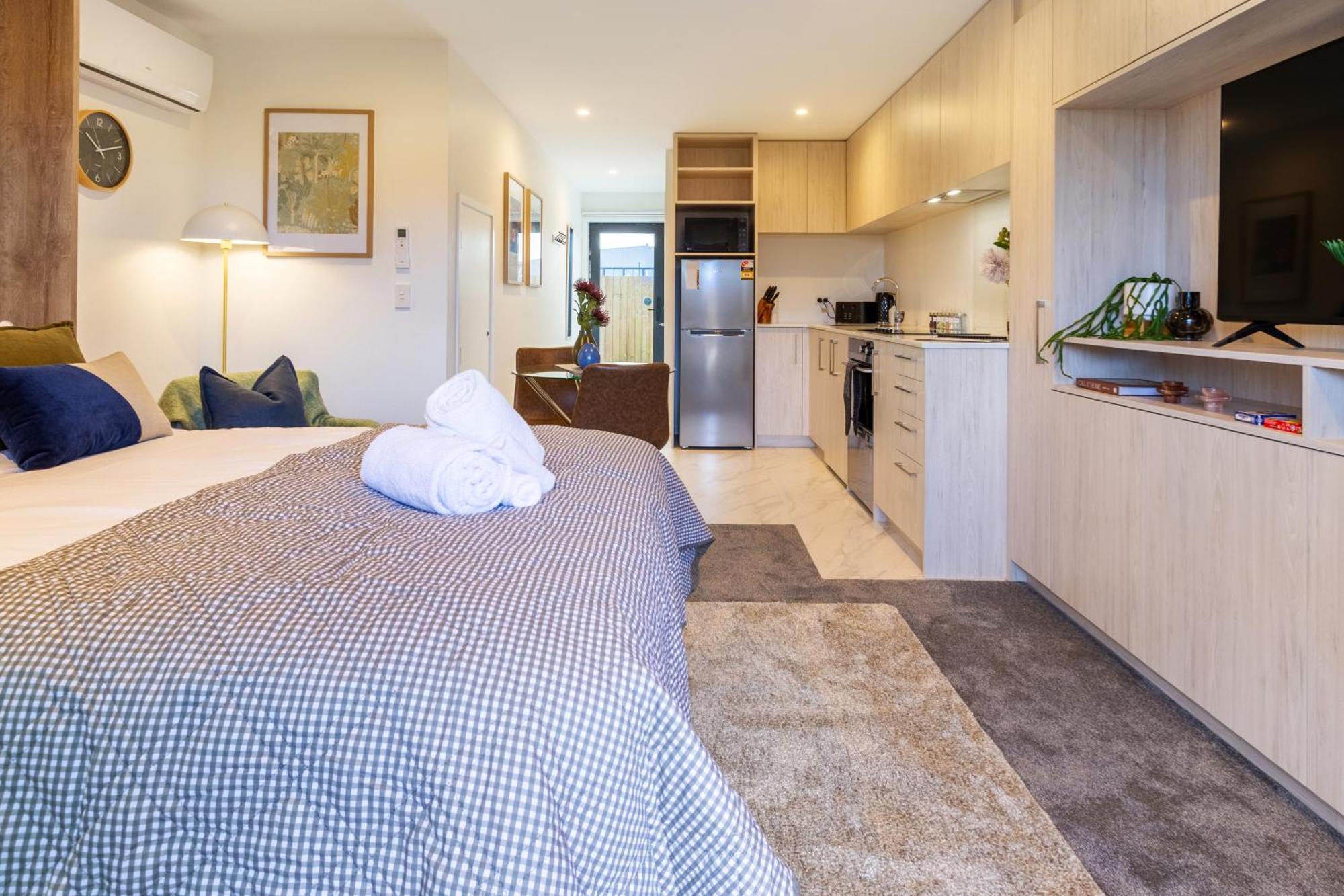 Downtown Comfort: Modern Studio With Backyard Christchurch Esterno foto
