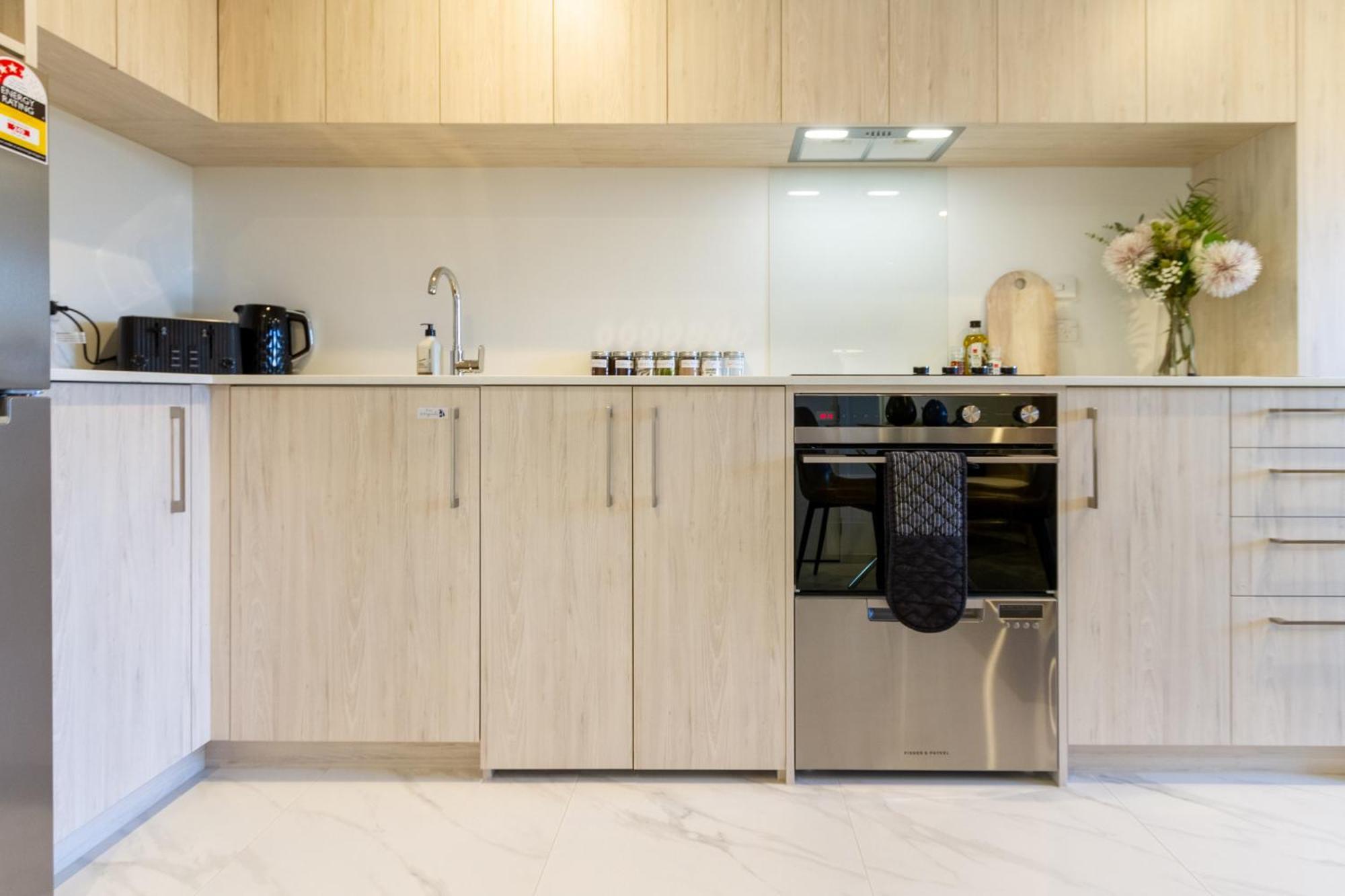 Downtown Comfort: Modern Studio With Backyard Christchurch Esterno foto