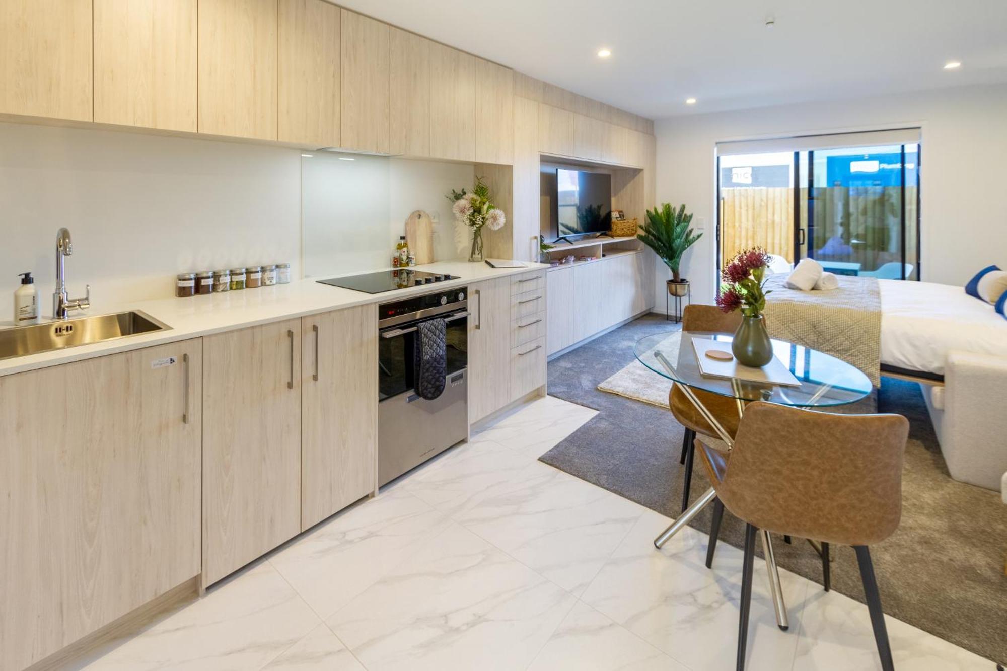 Downtown Comfort: Modern Studio With Backyard Christchurch Esterno foto