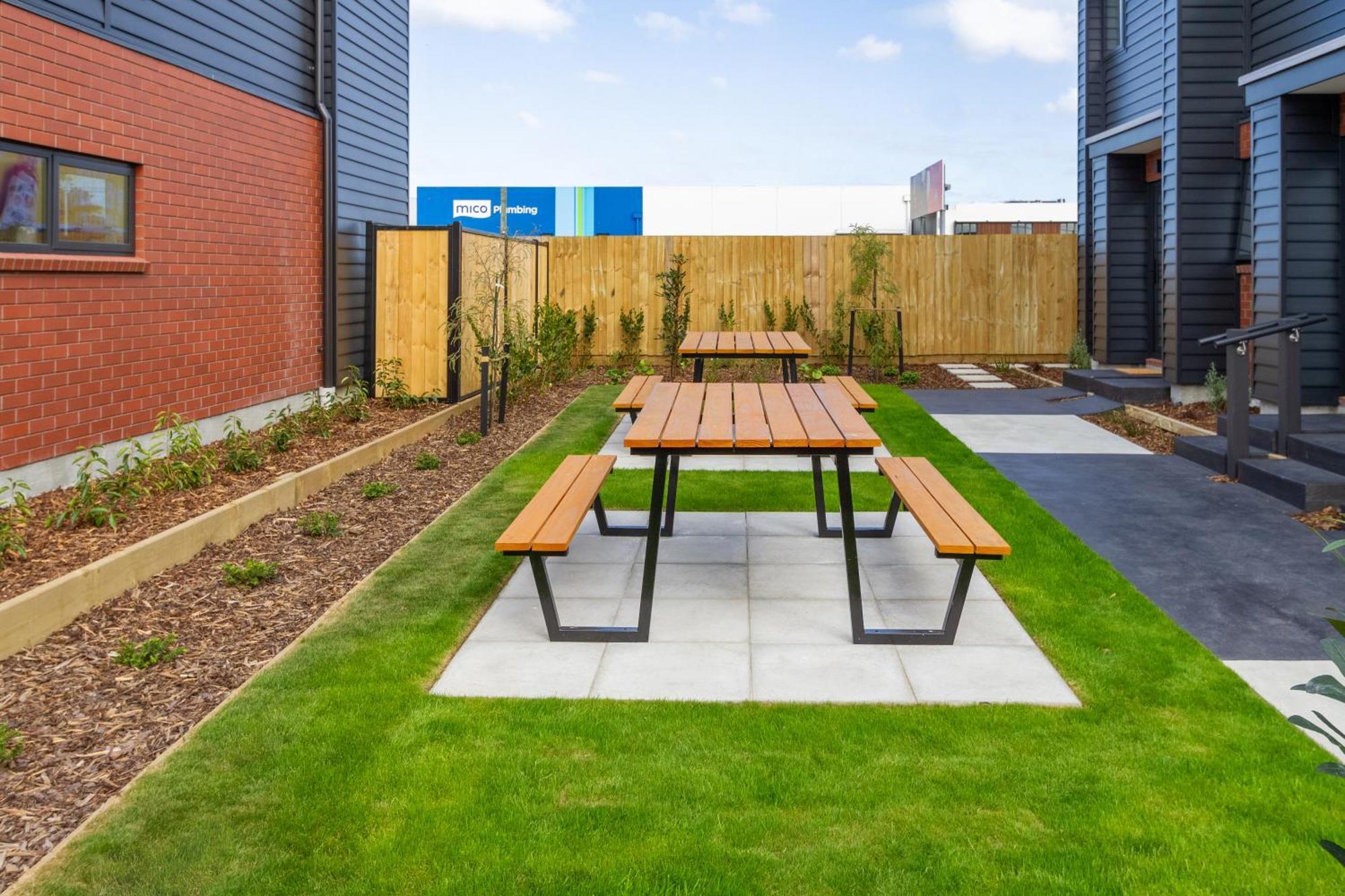Downtown Comfort: Modern Studio With Backyard Christchurch Esterno foto